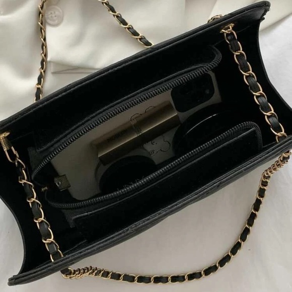 Minimalist Chevron quilted handbag nude black white chain - Picture 4 of 12